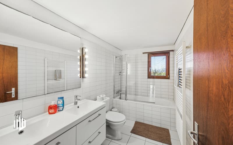 Badezimmer mit Badewanne und Dusche im Obergeschoss