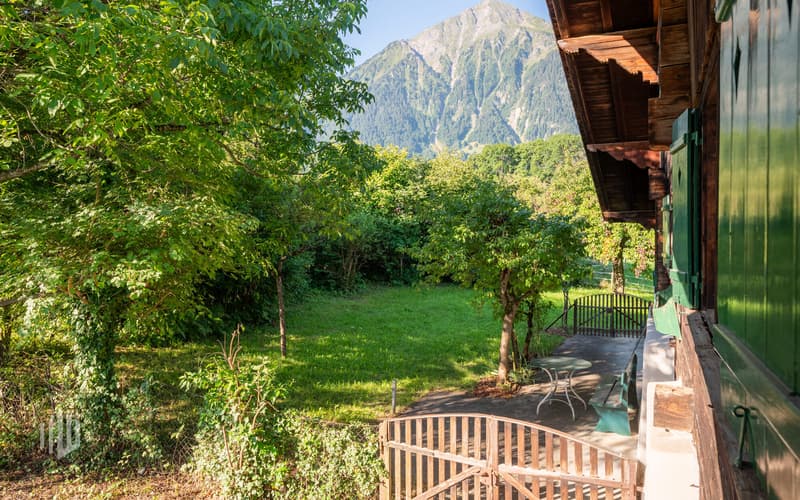 Sitzplatz seitlich des Hauses