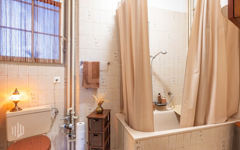 Wohnung im 2. Obergeschoss, Badezimmer mit Badewanne und WC