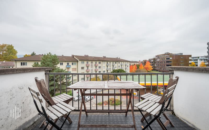 Wohnung Dachgeschoss, Balkon mit Sicht über Thun