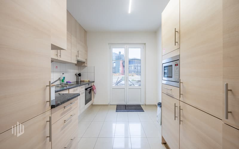 Wohnung 1. Obergeschoss, Küche mit Zugang auf den seitlichen Balkon