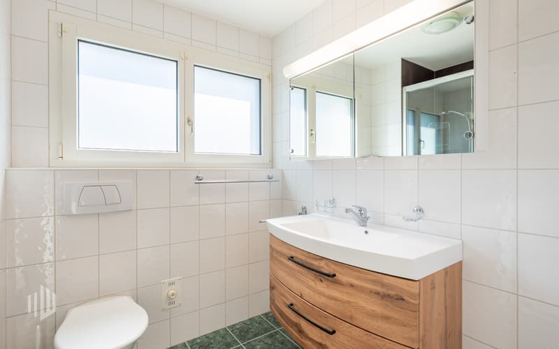 Badezimmer mit Dusche und Toilette