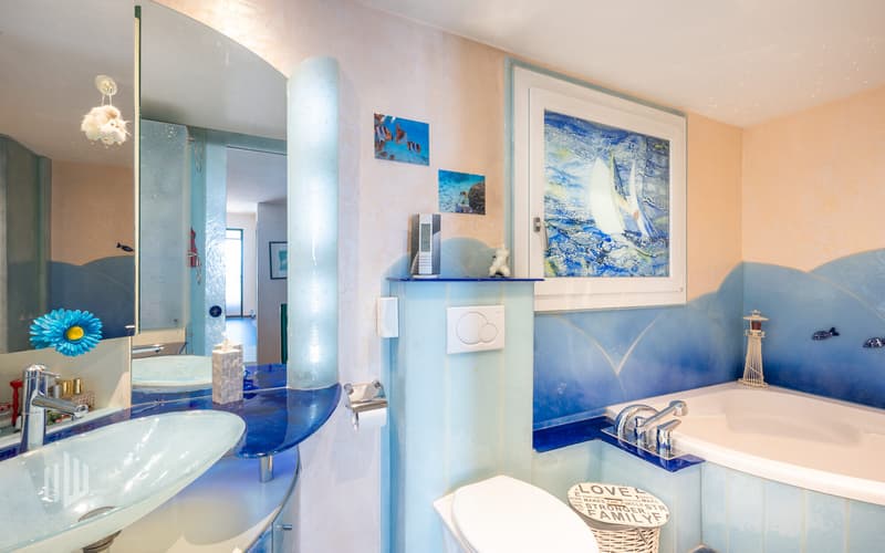 Badezimmer mit Glasmaterialien...