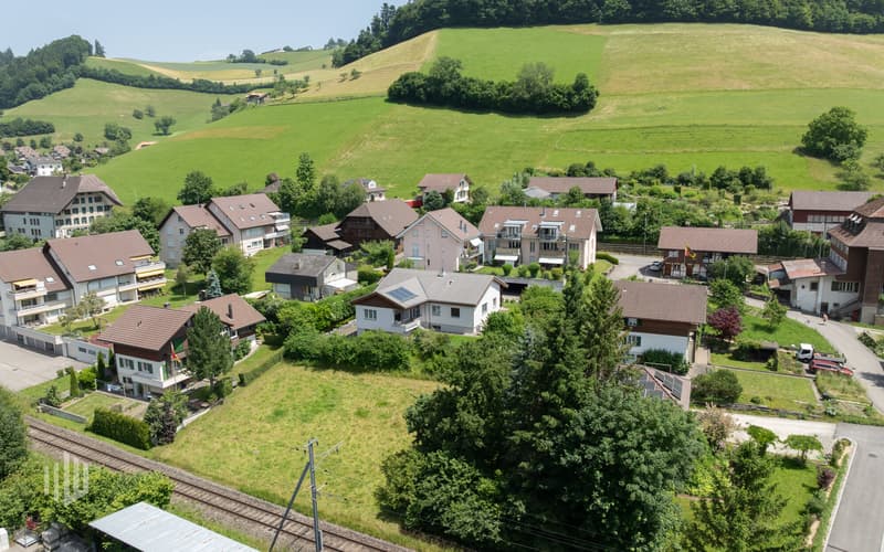 Ansicht der Liegenschaft mit der Baulandparzelle