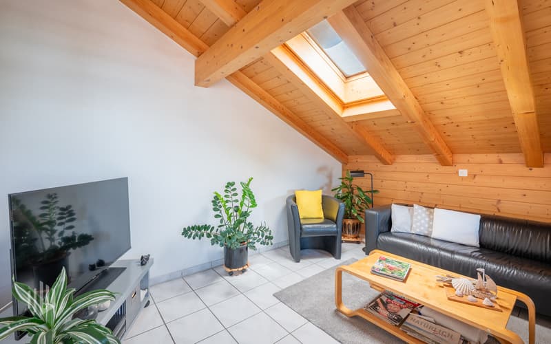 Wohnzimmer mit Dachschräge und Dachfenster