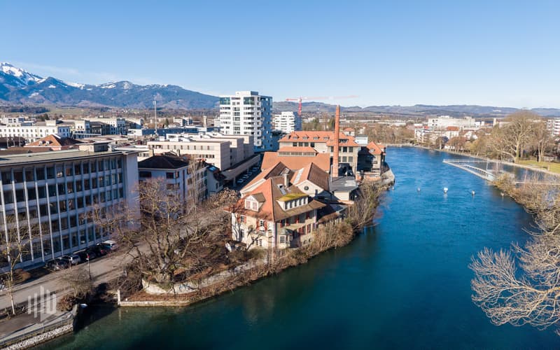 An der Aare gelegen in kurzer Schwimmdistanz zum ebenfalls historischen Aarebad.
