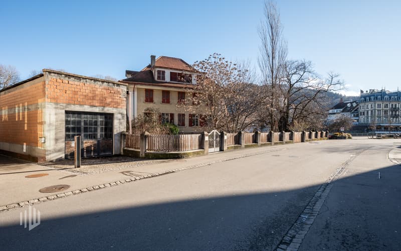 Direkt angrenzend an die Villa befindet sich ein Gebäude mit ca. 220 m2 Nutzfläche, welches sich vielseitig nutzen lässt. Zum Beispiel als Atelier, eigenständiger Wohnraum, Loft oder als Garagenfläche.