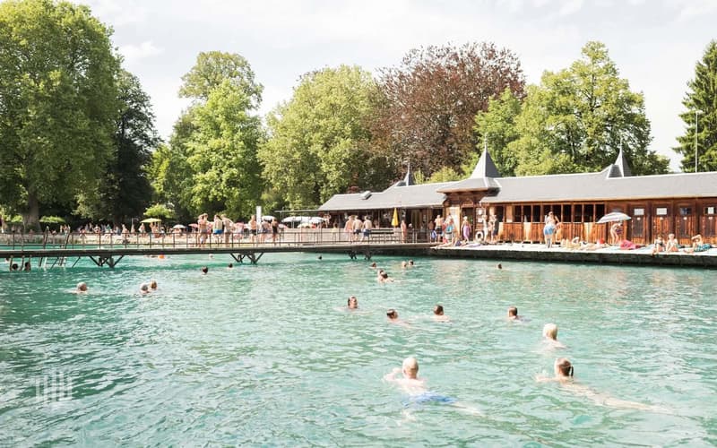 In erfrischender Schwimmdistand erreichen Sie flussabwärts das historische Flussbad Schwäbis.