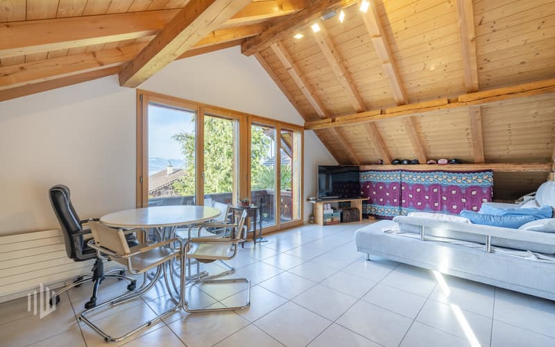Helles Wohnzimmer mit Zugang zum Balkon