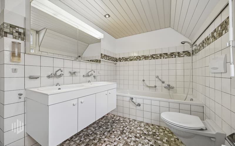 Bad mit Badewanne und Dusche