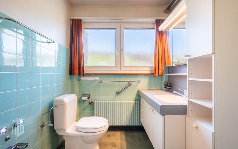 Badezimmer mit Badewanne und Toilette