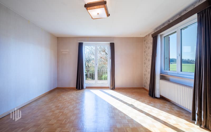 Zimmer mit Zugang zum Balkon