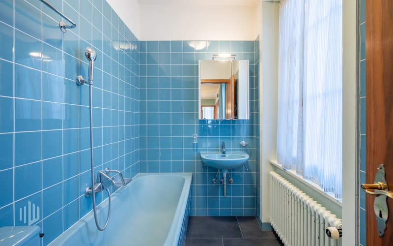 Bad mit Badewanne und Toilette