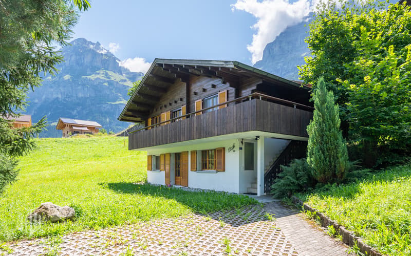 Hausansicht mit Parkierung vor dem Haus