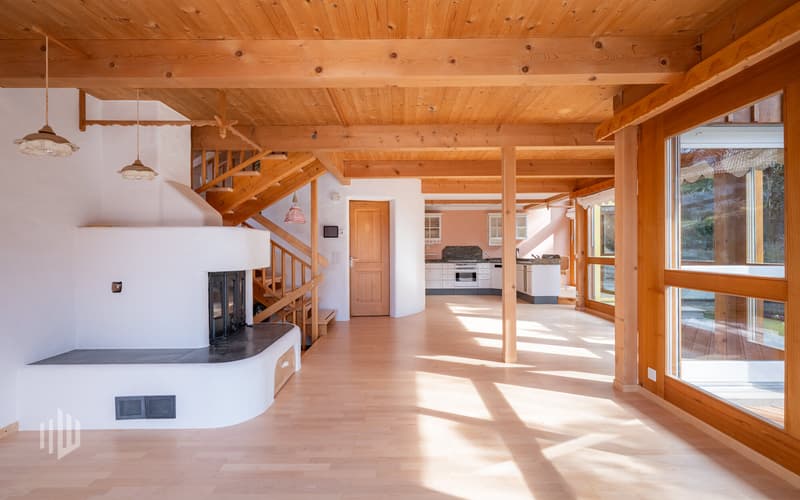 Wohnzimmer mit viel Tageslicht und Cheminée für gemütliche Tage drinnen