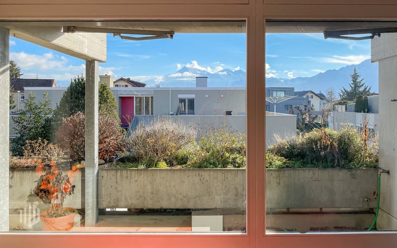 Ausblick vom Wohnzimmer auf den Balkon