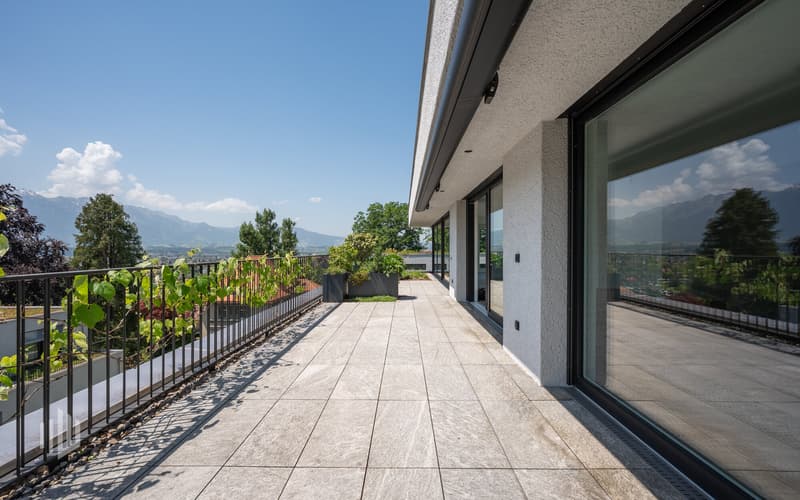 Blick von der Terrasse auf die Stadt Thun, elektrische Sonnenstore