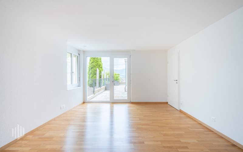 Zimmer 1 im Grundriss mit Parkettboden, Zugang auf die Terrasse