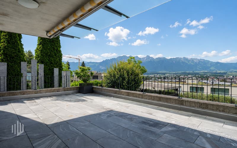 Gedeckte Terrasse mit Glasdach und Sonnenstore