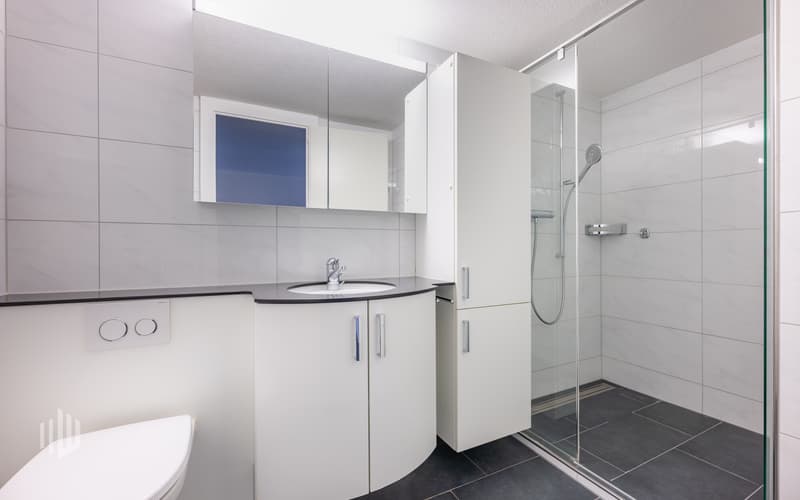 Badezimmer mit Toilette und Dusche