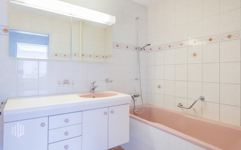 Badezimmer mit Badewanne.