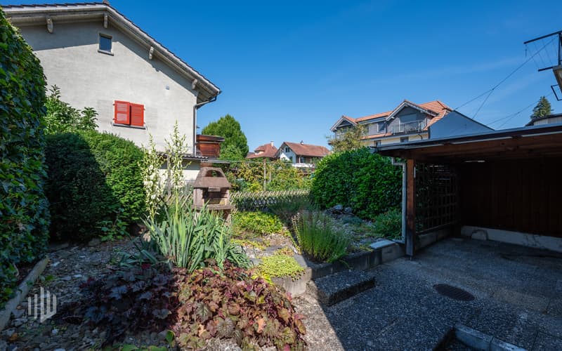Der kleine, aber feine Gartenbereich mit gedecktem Sitzplatz