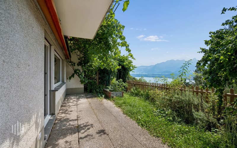 Gartenbereich mit Blick auf den See und die Berge