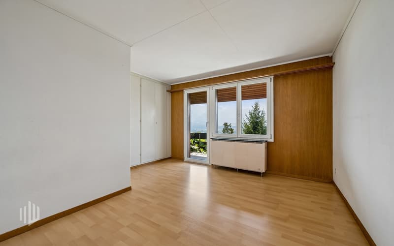 Zimmer mit Zugang zum Balkon