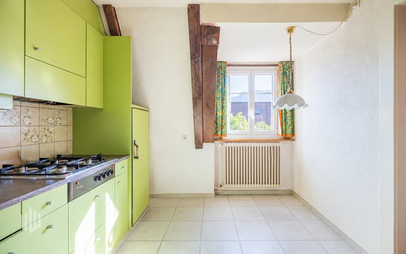 Einzeiler-Küche mit Platz für einen 2-er Tisch