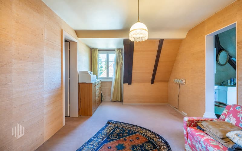 Schlafzimmer mit Zugang ins Badezimmer, links Zugang in die Ankleide