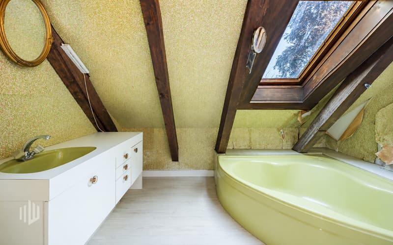 Badezimmer mit Badewanne, Dachfenster