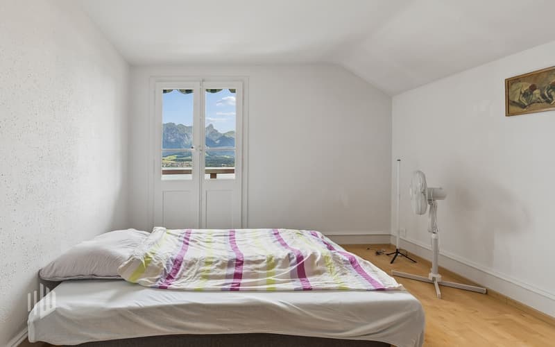 Zimmer im Dachgeschoss mit Zugang auf den Balkon