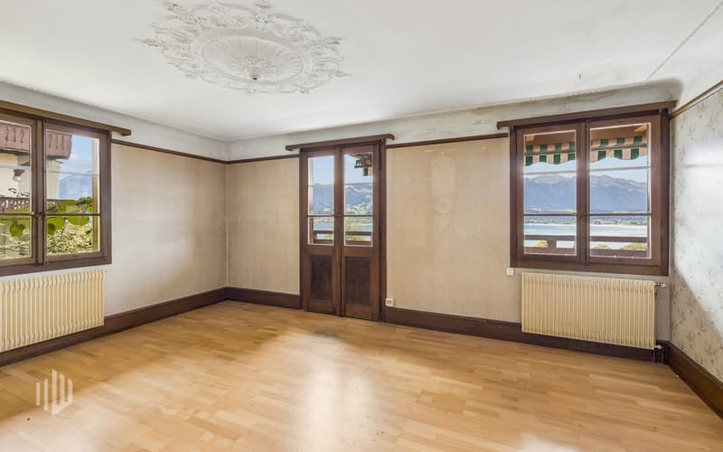 Wohnzimmer im Obergeschoss mit Zugang auf den Balkon