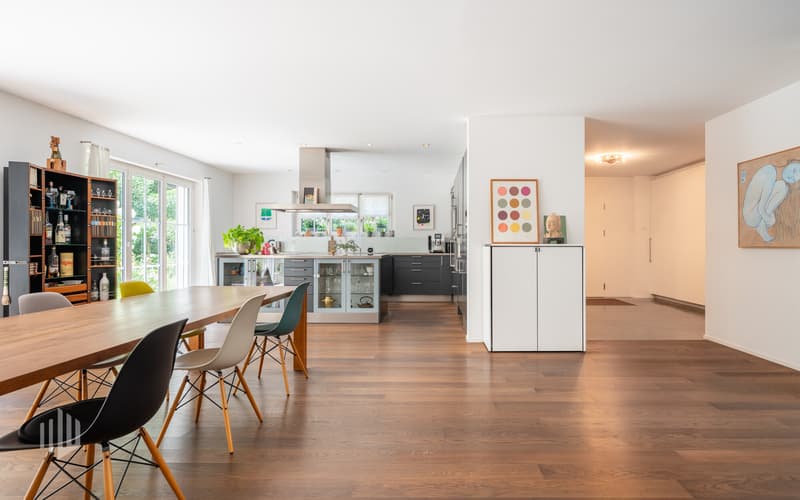 Blick vom Wohnzimmer in den Eingangsbereich und in die Küche