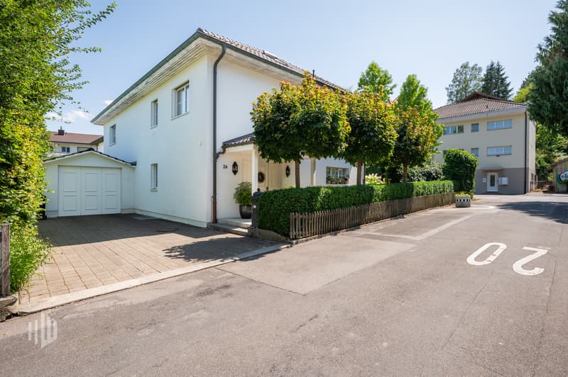 Hausansicht, Eingangsbereich mit Garage links vom Haus