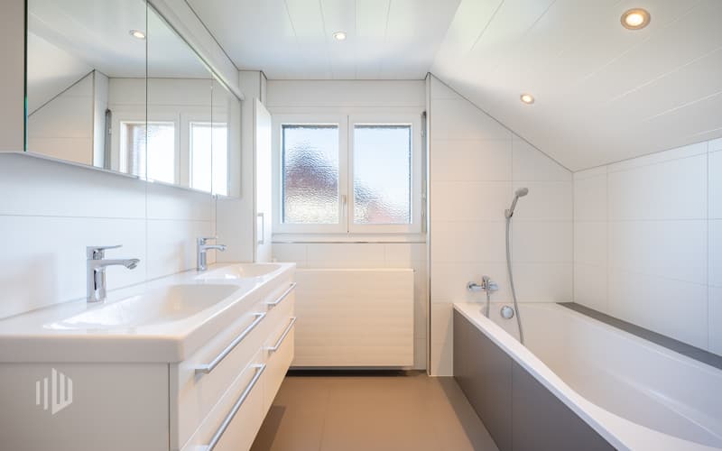 Badezimmer im Obergeschoss mit Badewanne, Doppellavabo...