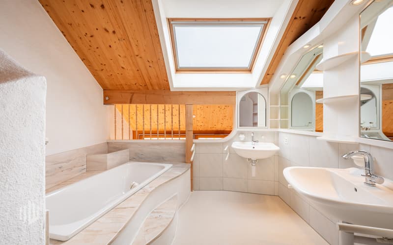 Grosses Badezimmer mit Dusche und Badewanne sowie Doppellavabo