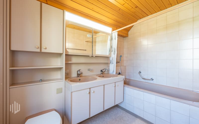 Badezimmer im Obergeschoss mit Badewanne