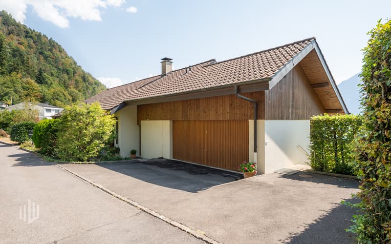 Ansicht des Eingangsbereichs, rechts 1 Aussenparkplatz, Doppelgarage