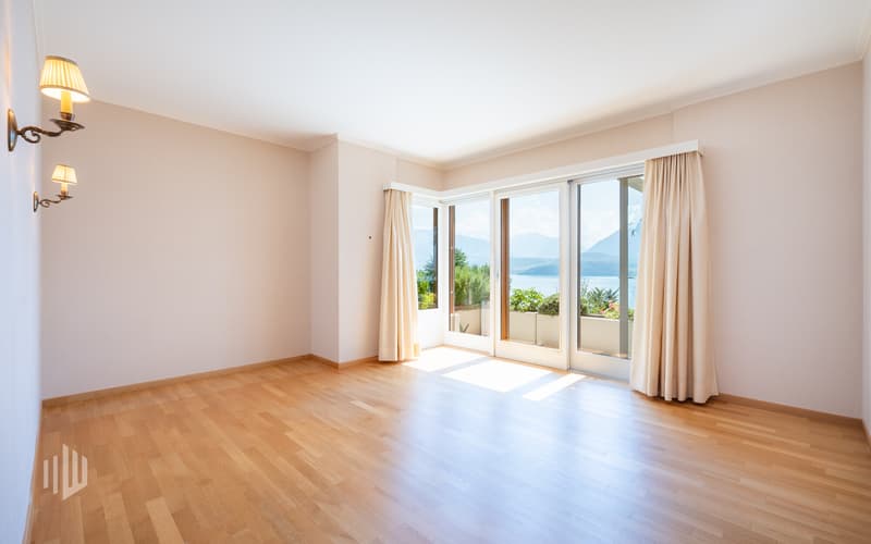 Zimmer im Erdgeschoss mit Zugang auf den Balkon und direkten Zugang ins Badezimmer