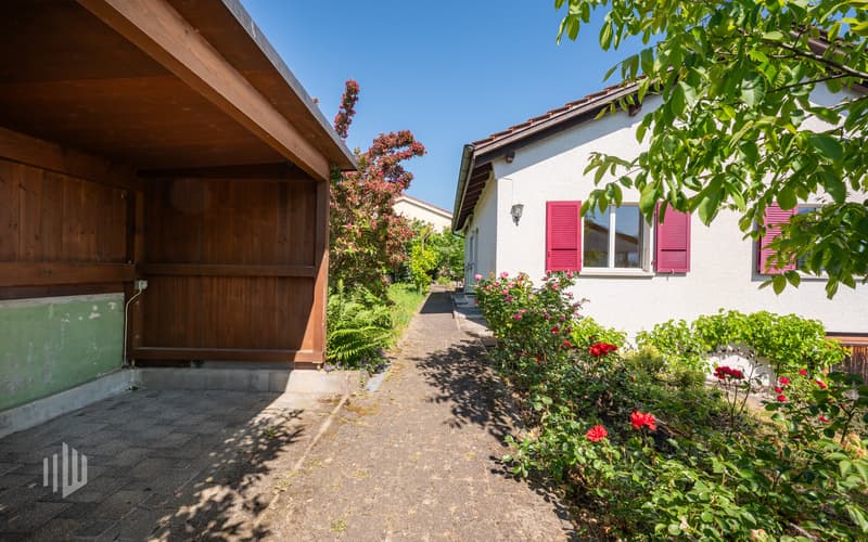 Zugang zum Haus mit seitlich gedecktem Sitzplatz