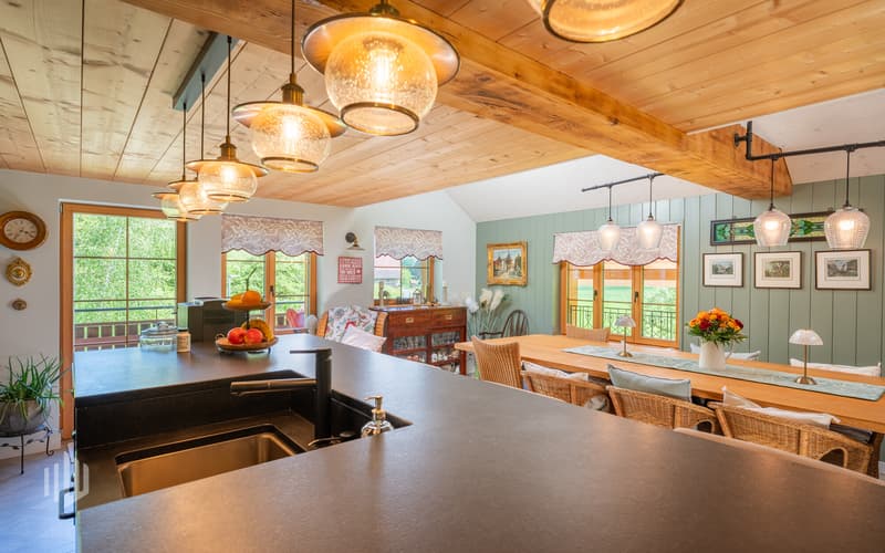 Küche mit Spülinsel