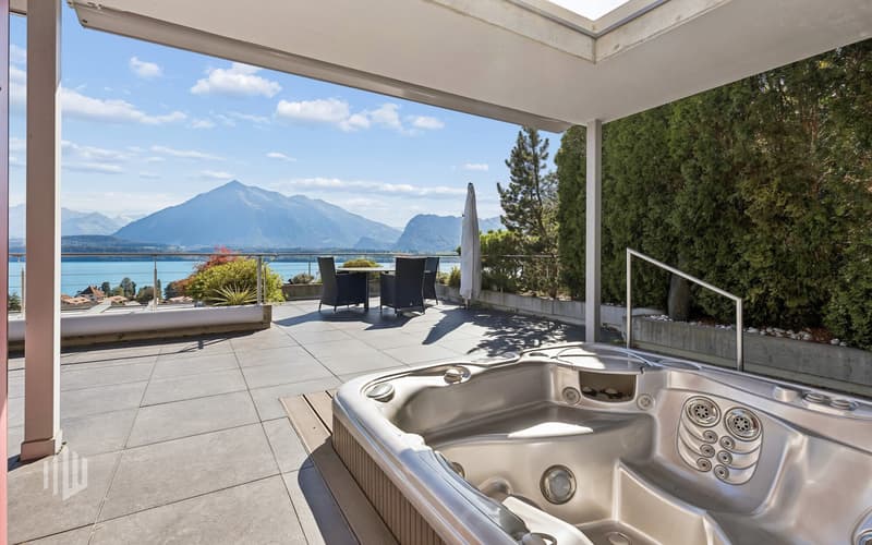 Sicht vom Whirlpool auf den markanten Niesen und den Thunersee