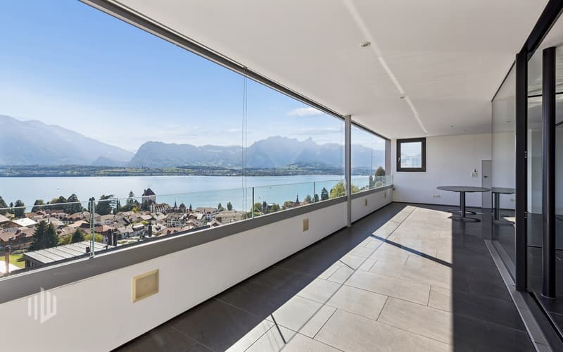 Gedeckte Terrasse mit exklusiver See- und Bergsicht, Senkrechtmarkisen