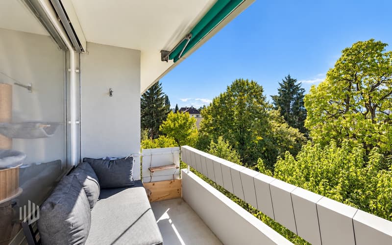 Gedeckter Balkon mit Sonnenstore