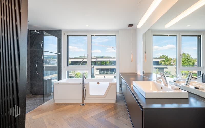 Badezimmer mit Badewanne, Dusche mit Naturstein und Toilette