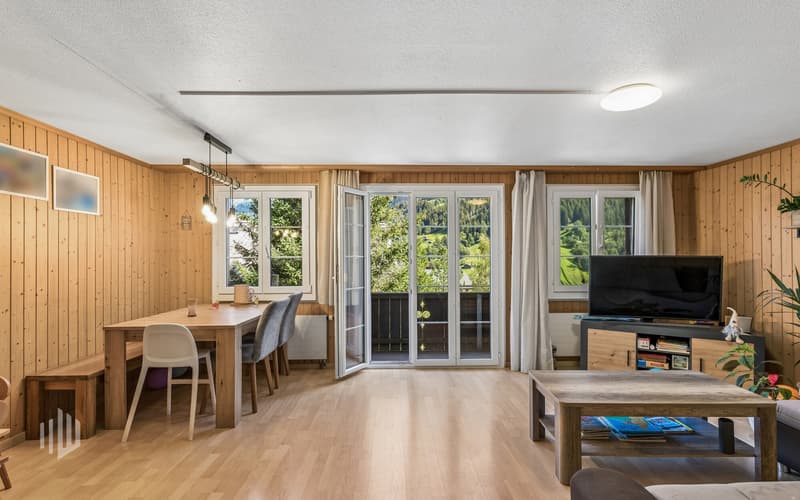 Dachgeschoss Wohnzimmer mit Zugang auf den Balkon