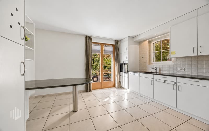 Essecke in der Küche sowie Zugang auf den seitlichen Balkon