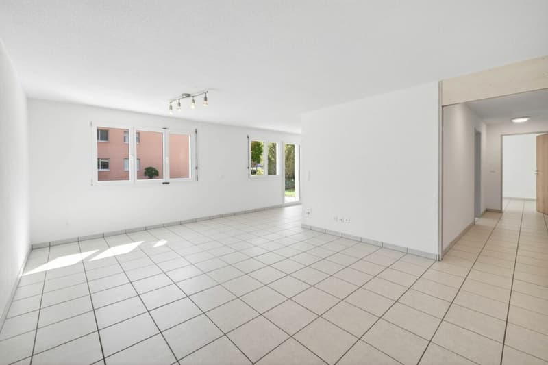 Grosszügige 3.5-Zimmmerwohnung im Erdgeschoss mit Gartensitzplatz und Bergblick (3)