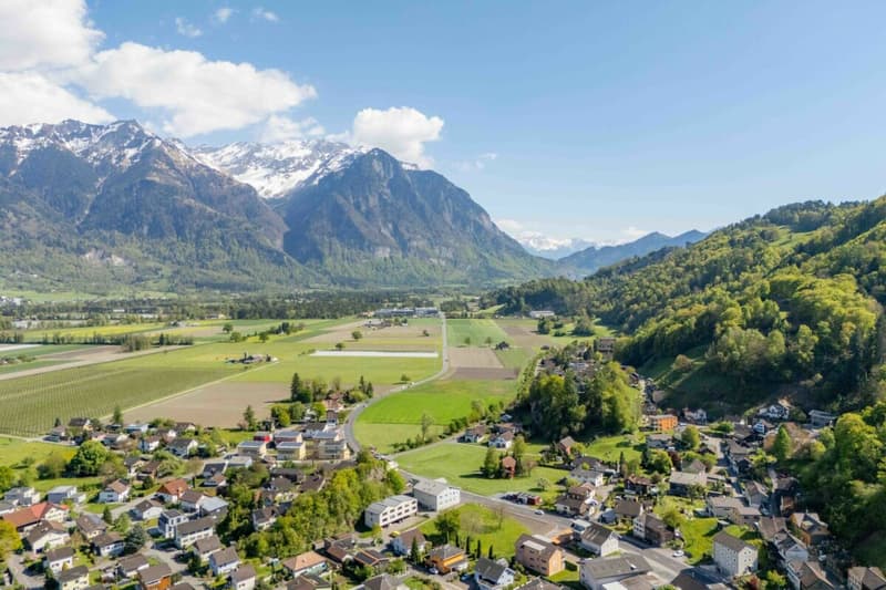 Grosszügige 3.5-Zimmmerwohnung im Erdgeschoss mit Gartensitzplatz und Bergblick (19)